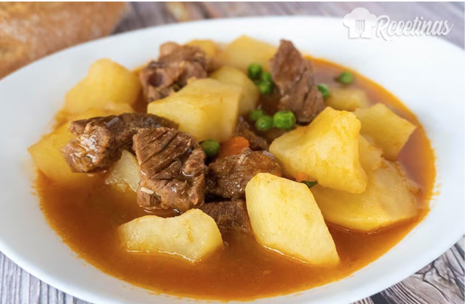 Ensalada de cogollos y pimiento rojo con guisado de ternera.